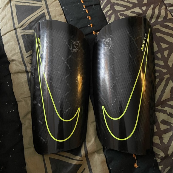 Black Nike Shinguards Soccer - Picture 1 of 3